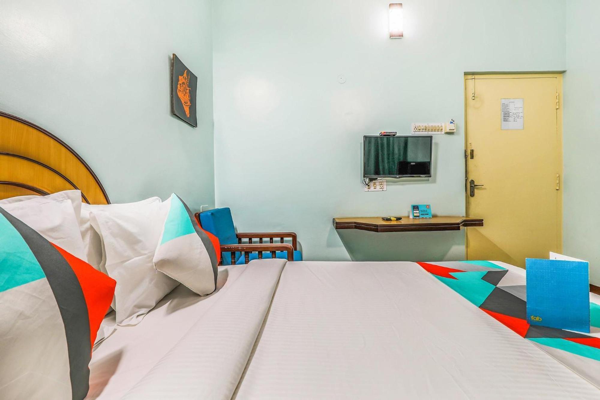 Fabexpress Santhi Inn - 500 Meters From Promenade Beach Pondicherry Ngoại thất bức ảnh